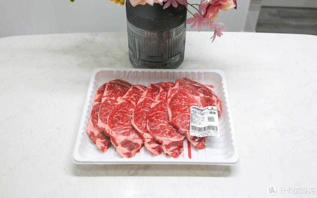 王菲出入酒店会友，穿棉服戴口罩依旧优雅，55岁发际线稀疏显脑门