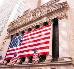 王菲出入酒店会友，穿棉服戴口罩依旧优雅，55岁发际线稀疏显脑门